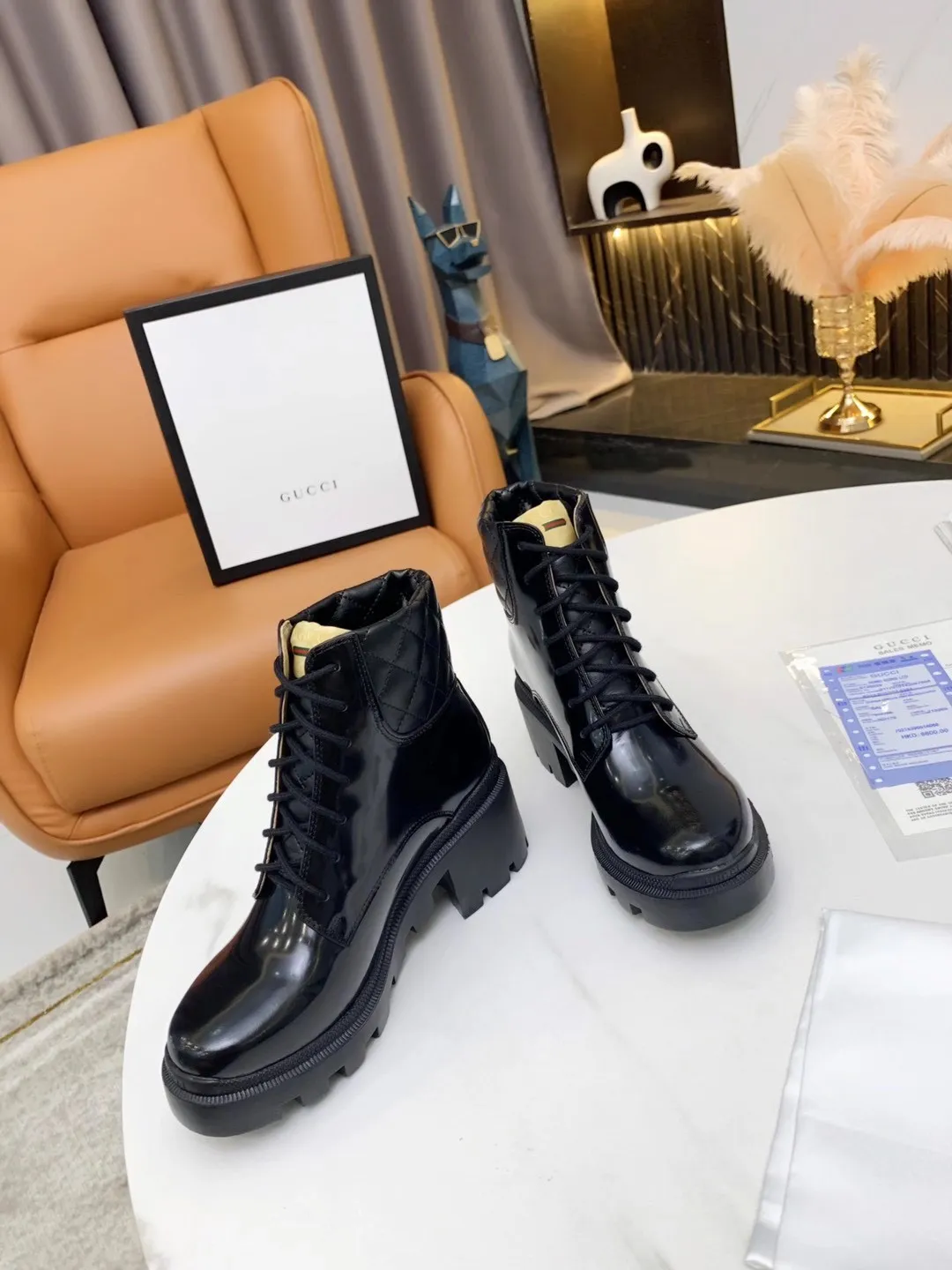 👟👟Ex-factory price 560👟👟 (Electric embroidery on the shoe collar ➕ Oil edge on the upper) The new version of Gucci GUCCI is on sale...🔥 It has a retro British style and is decorated with a LOGO cloth label on the front. Heel height: 6cm Fabric: Imported cowhide, open edge beads, lining/foot pads: upgraded cowhide 🐂 Color: black white open edge beads Code number: 34-40. 34 and 41 42 need to be customized Packaging: Comes with card and cloth bag.